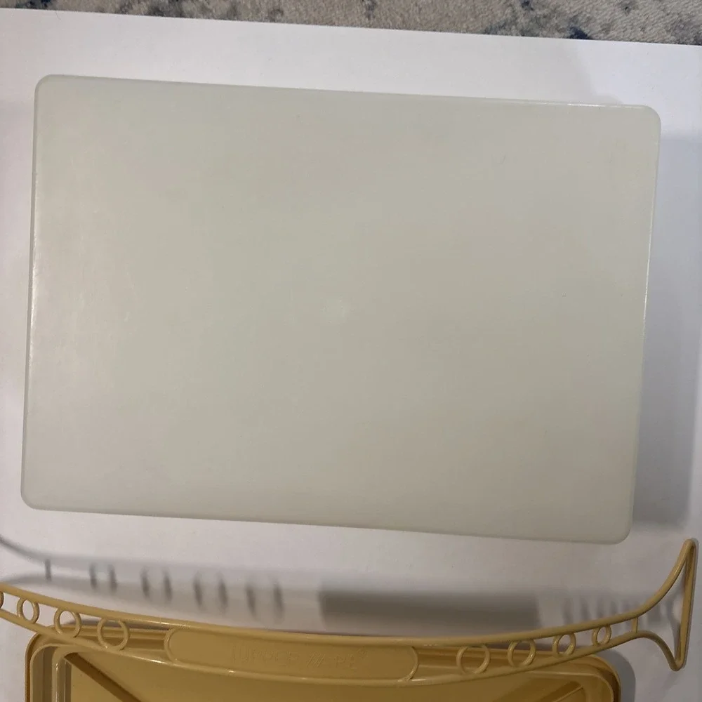 Tupperware Rectangular Cake Taker W/Handle Gold 15